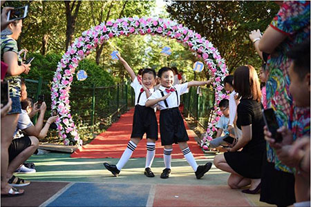 “迎向朝陽，勇往直前 ”-- 大風(fēng)車黃金99華府幼兒園畢業(yè)典禮