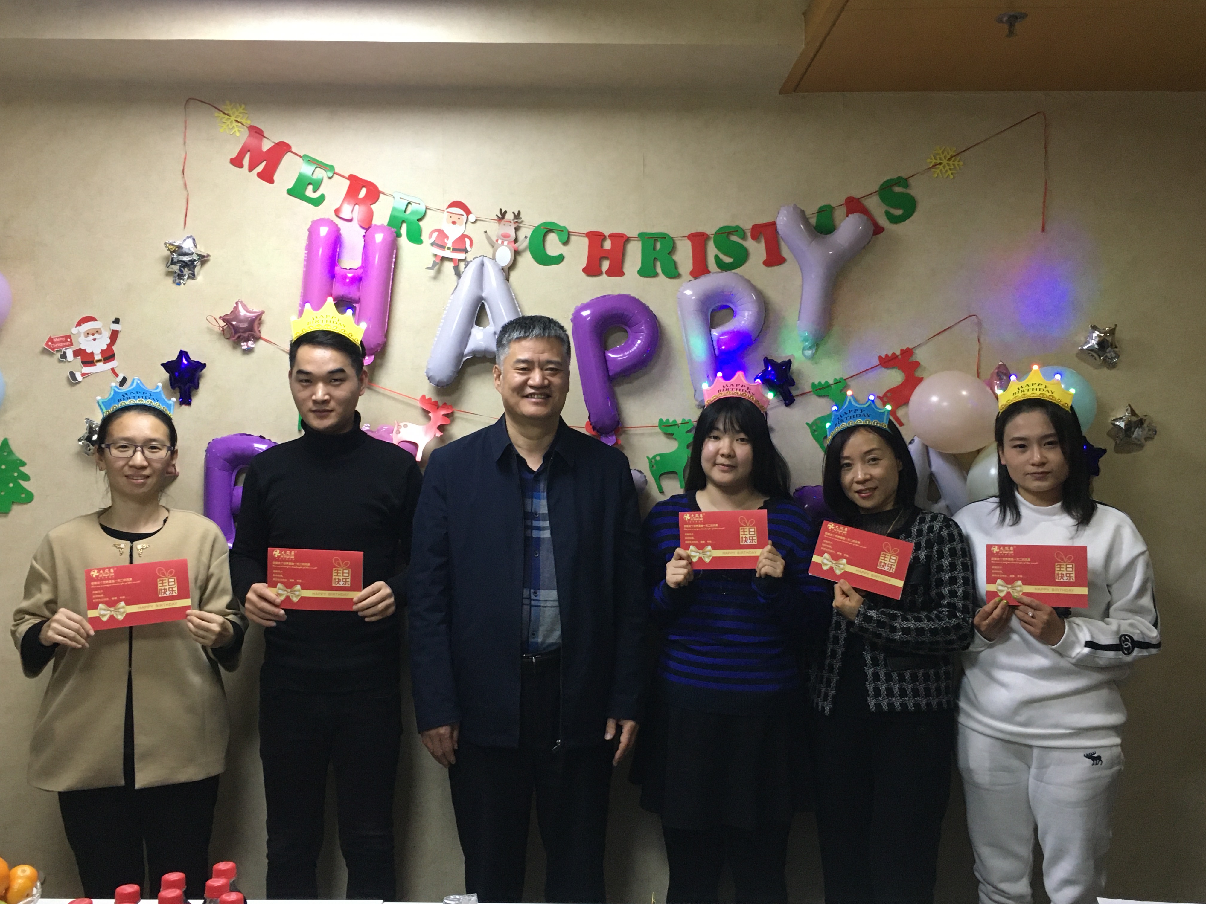 風(fēng)車有愛 ,情暖寒冬——記大風(fēng)車教育集團員工生日會